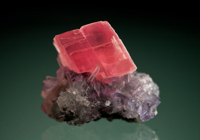 RHODOCHROSITE on FLUORITE with QUARTZ